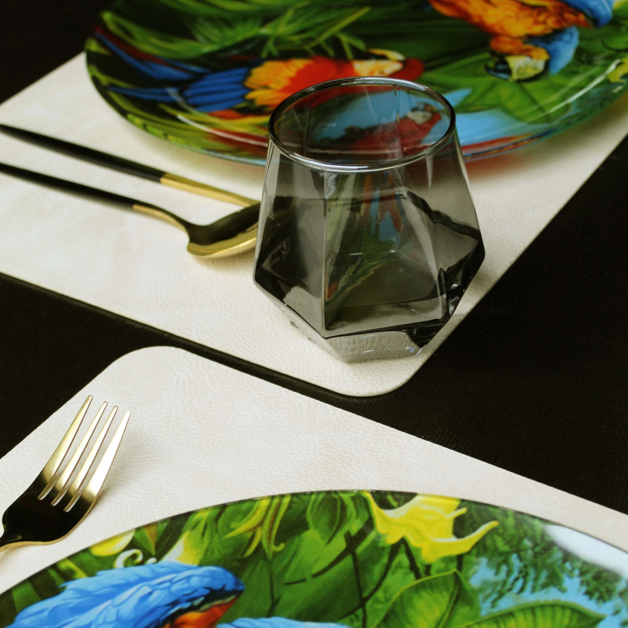 Vasos, cubiertos, bajo platos y anillos para servilletas.